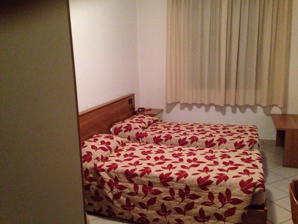 Hotel Arlecchino Castel San Pietro Terme Habitación foto